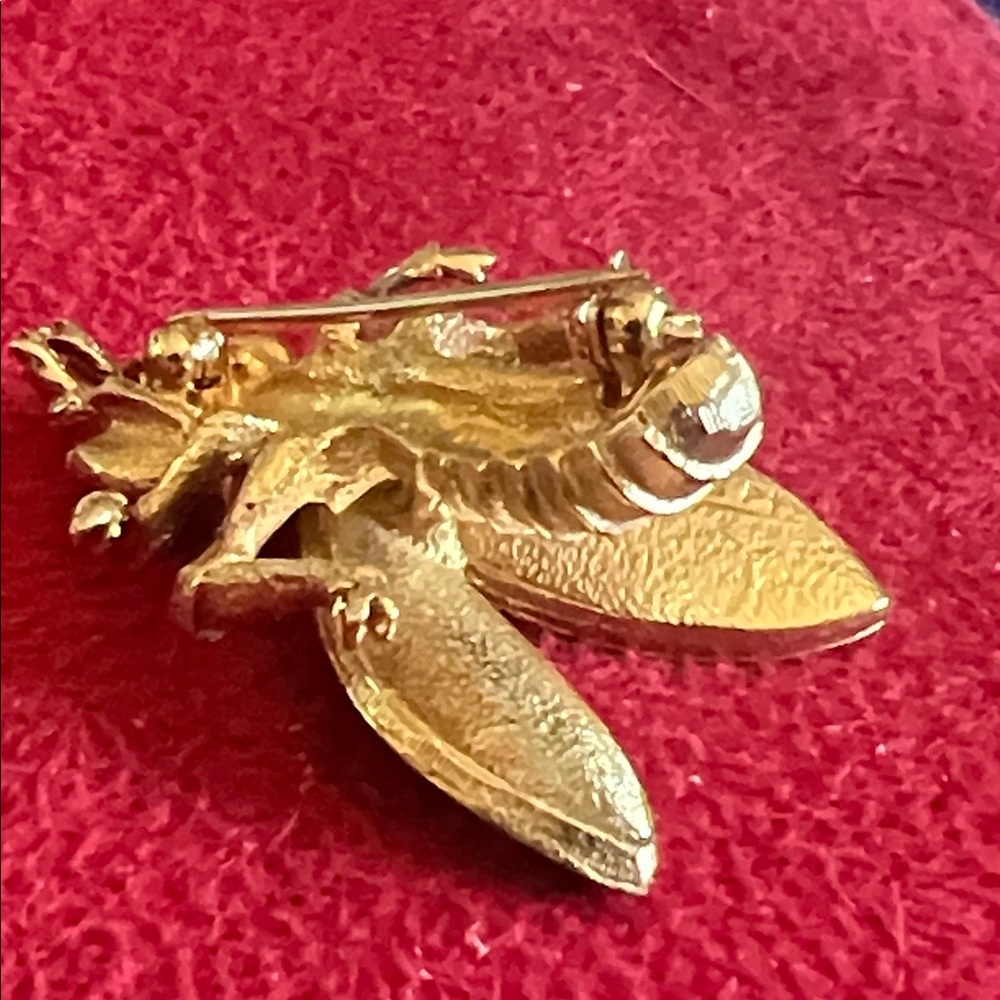 BOUCHER Signed Enameled Lifelike Bee Brooch w/Purple Paste Glass Cabachon Eyes - Picture 11 of 13
